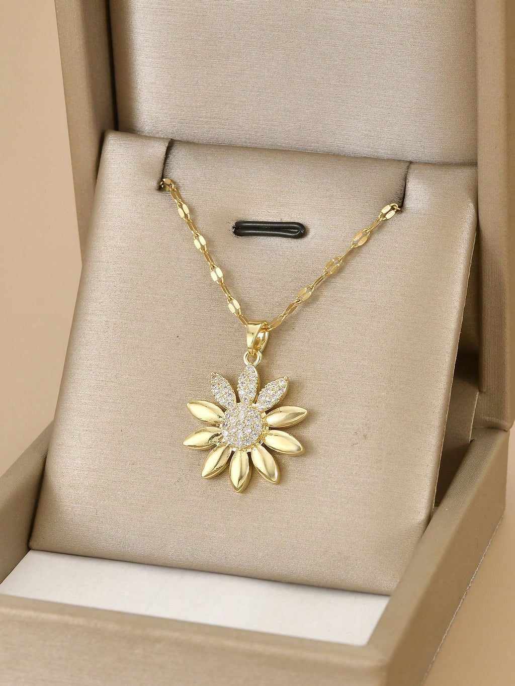 chaine pendentif  de tournesol incrusté de petits zircons brillants.