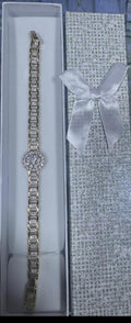 bracelet de style gourmette ou montre avec une breloque florale centrale