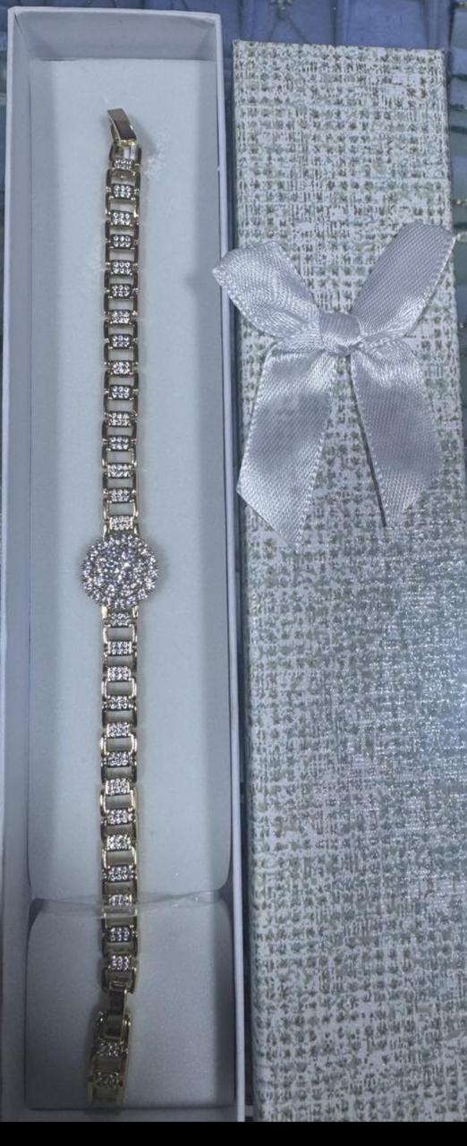 bracelet de style gourmette ou montre avec une breloque florale centrale