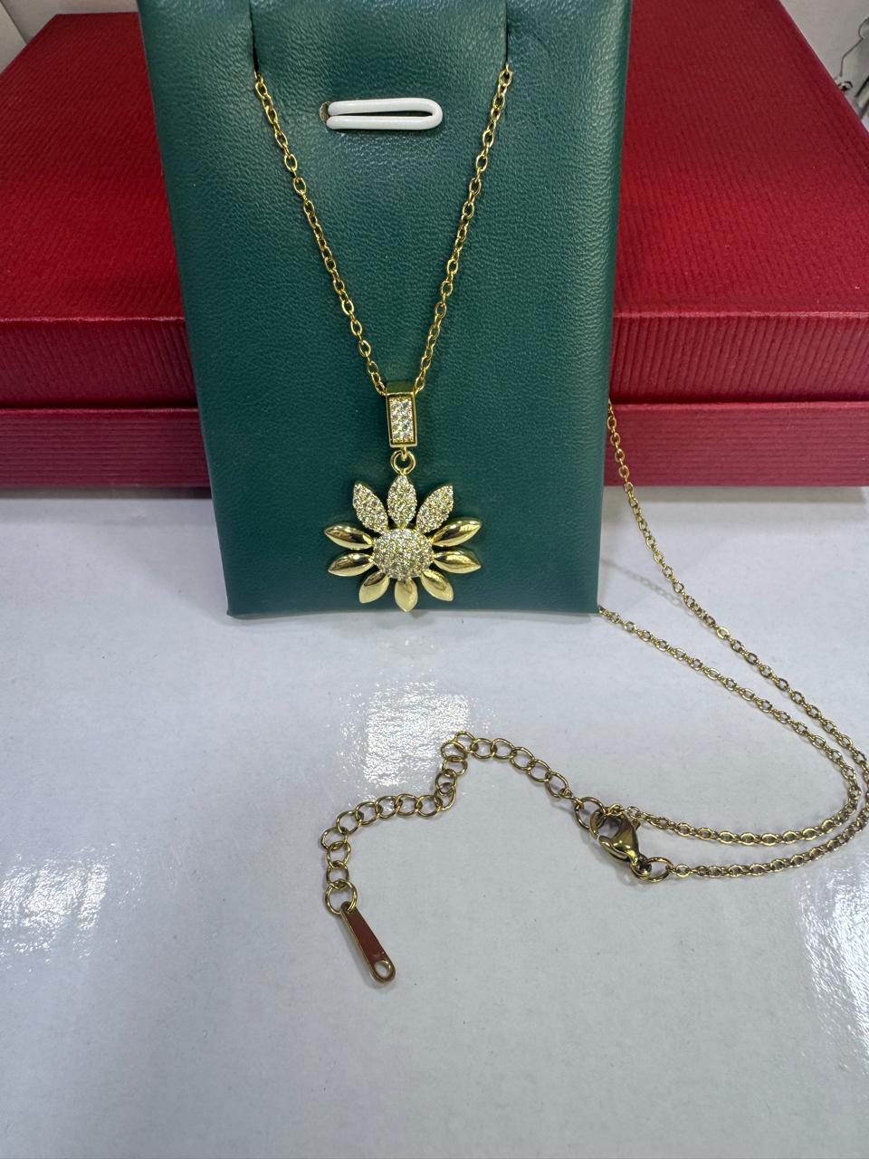 chaine pendentif  de tournesol incrusté de petits zircons brillants.
